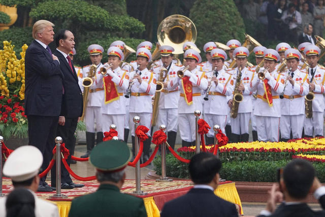 Chủ tịch nước Trần Đại Quang, Tổng thống Donald Trump làm chào cờ trước Phủ Chủ tịch.