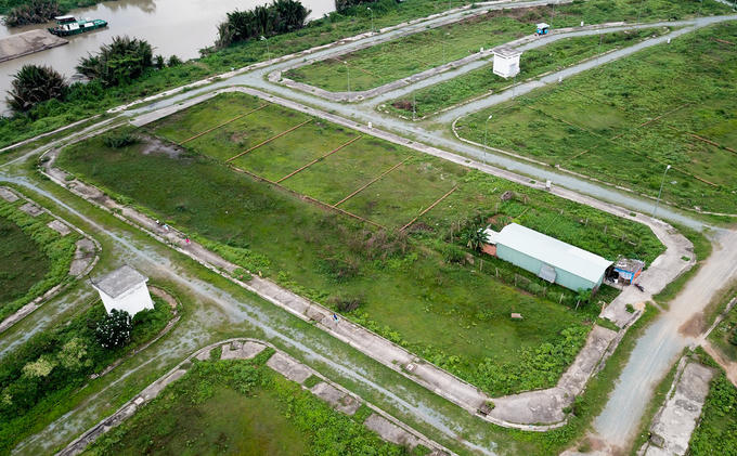 Theo quy hoạch, Bắc Rạch Chiếc sẽ là khu dân cư kiểu mẫu của thành phố, gồm nhiều khu biệt thự vườn, nhà liền kề, chung cư cao cấp, cao ốc văn phòng, trung tâm thương mại dịch vụ, công viên du lịch, trường học...  Tuy nhiên, gần 20 năm qua hệ thống hạ tầng ở đây vẫn chưa hoàn chỉnh. Quanh khu chủ yếu là những con đường đã thành hình cùng các lô đất hoang vắng.