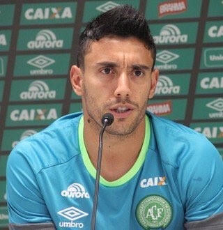 Alan Ruschel, cầu thủ sống sót sau vụ tai nạn và đã được đưa tới bệnh viện. Ảnh: Twitter/360 Radio Colombia.