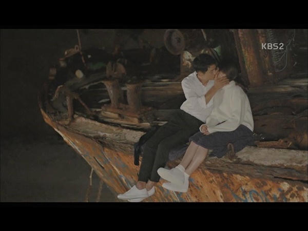 Hậu duệ mặt trời tập 16: Song Hye Kyo nổi máu ghen hoạn thư khi nhìn bạn trai