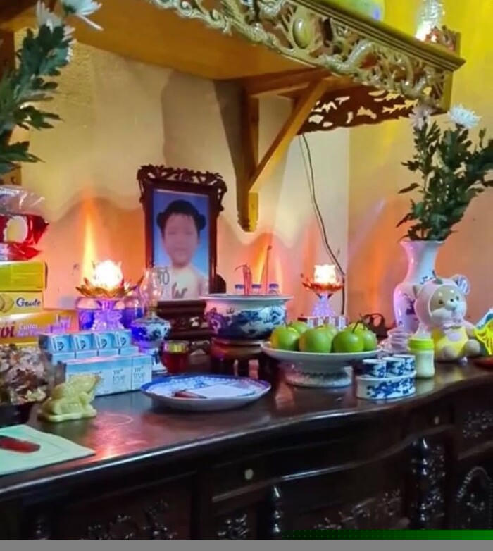 Cháu bé đã tử vong vì sự bạo hành của mẹ đẻ và cha dượng