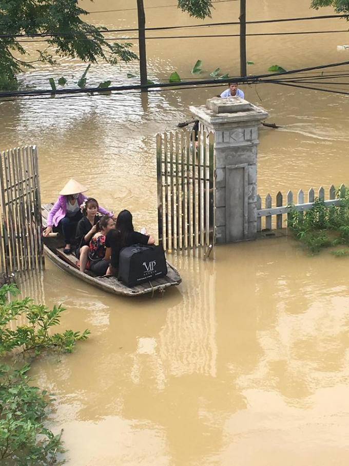 Nước ngập ngang cổng nhà nên cô dâu cùng đội trang điểm phải di chuyển bằng thuyền vào địa điểm chụp ảnh.