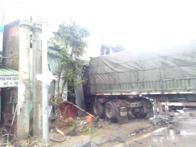 Cả 2 xe tải lao vào nhà dân.