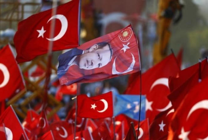 Lá cờ Thổ Nhĩ Kỳ in hình Tổng thống Tayyip Erdogan. (Ảnh: Reuters)
