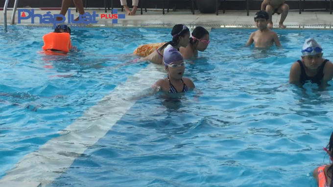 Dải phân cách giữa bể người lớn và trẻ em ở một bể bơi tại Hà Nội rất mong manh, không rào chắn, không cảnh báo. Ảnh: Chí Hiếu