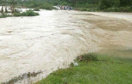 Nước lũ trên các sông tiếp tục lên nhanh cần đề phòng lũ quét xảy ra. Ảnh: Nguyễn Xinh