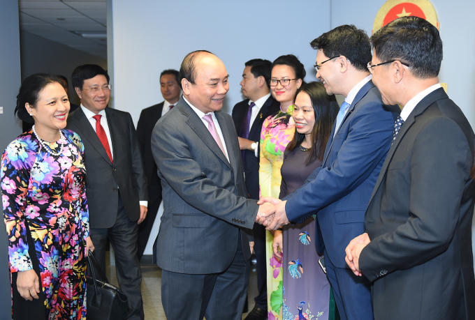 Cán bộ, nhân viên Phái đoàn Thường trực Việt Nam tại Liên Hợp Quốc chào đón Thủ tướng và Đoàn cấp cao Việt Nam. Ảnh: VGP/Quang Hiếu.