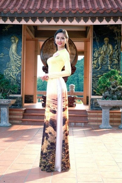 Không chỉ sở hữu thân hình nóng bỏng mà cô còn có một nhan sắc khá vượt trội.