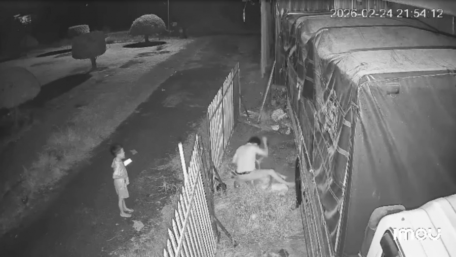 Người đàn ông cầm dao đâm liên tiếp tục vào người phụ nữ. Ảnh cắt từ clip