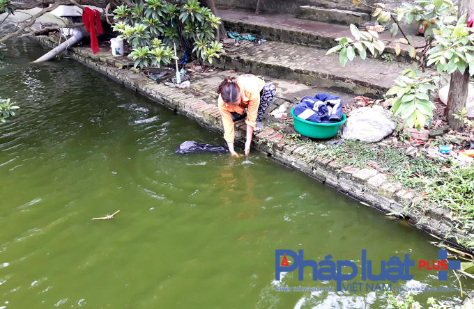 Những hộ dân Phú Lâu bị mất đường ống nước sạch phải dùng nước ao để giặt quần áo.