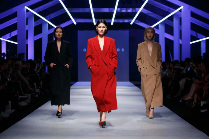 Siêu mẫu Lan Khuê diện đầm đen kiêu kỳ làm vedette trên sàn diễn Vietnam International Fashion Week Thu Đông 2018