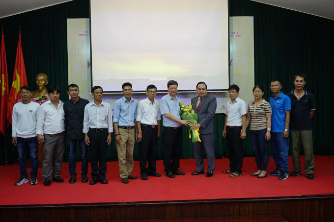 Ông Lê Đức Hiền - Phó Cục Trưởng Cục PCNTXH - Bộ LĐ tặng hoa Ban Chủ nhiệm mạng lưới.