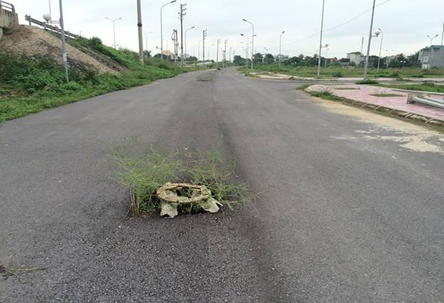 Người dân về đây sinh sống lại tỏ ra rất bức xúc về việc hoàn thiện hạ tầng của chủ đầu tư theo kiểu “ngẫu hứng”.