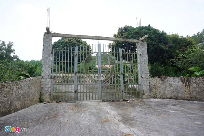 Cách đó không xa, một khu nghỉ dưỡng khác đang xây dựng trên diện tích đất rộng rãi. Cửa cổng chính luôn đóng.