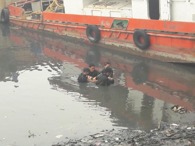 Thi thể anh Tùng được đưa lên bờ.