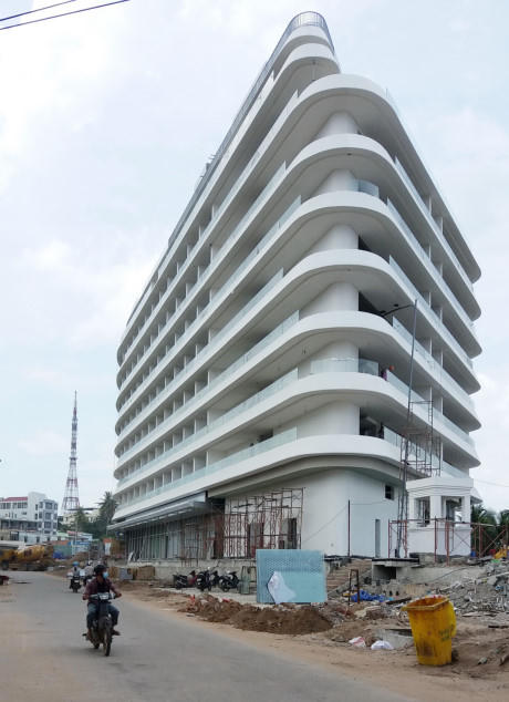 Khách sạn có hình dáng một con tàu nhiều tầng khi nhìn từ hướng Dinh Cậu. Ông Mai Anh Nhịn, Phó chủ tịch UBND tỉnh Kiên Giang, nói rằng dự án này xây dựng không trái với Luật Tài nguyên, môi trường và hải đảo vì công trình được cấp phép xây dựng trước khi Luật ra đời. Đó là Điểm c của Khoản 1 có nêu trừ trường hợp: "Xây dựng công trình theo dự án đầu tư đã được cơ quan nhà nước có thẩm quyền quyết định đầu tư hoặc xây dựng công trình đã được cơ quan nhà nước có thẩm quyền cấp giấy phép xây dựng trước thời điểm Luật này được công bố".