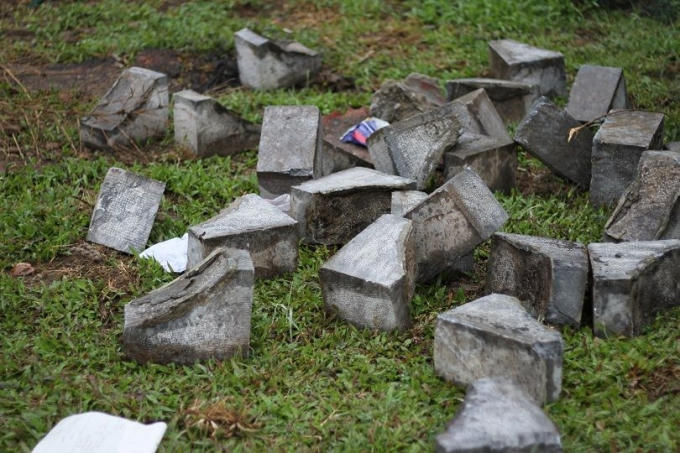 Những kệ bóng xích được vứt la liệt khắp mặt sân