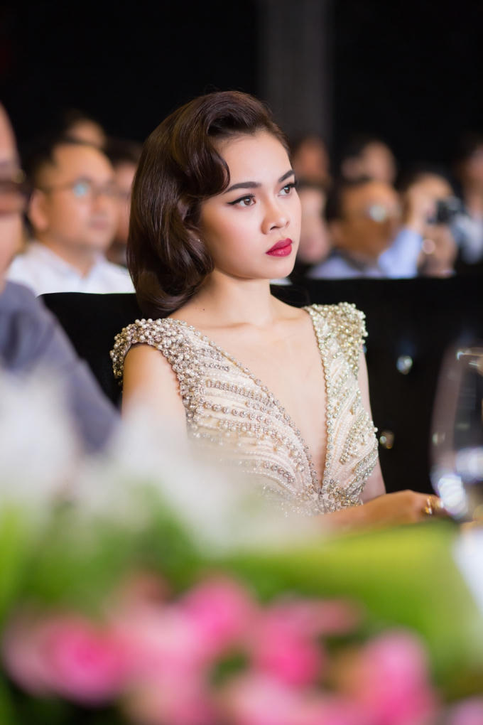 Giang Hồng Ngọc đẹp như quý cô làm giám khảo cuộc thi Bolero