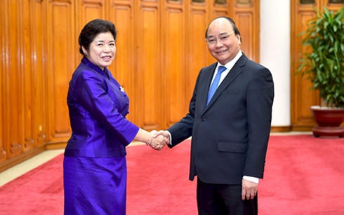 Thủ tướng Nguyễn Xuân Phúc tiếp Bộ trưởng Văn phòng Thủ tướng Lào Souvanpheng Boupphanouvong.