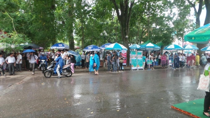 Ghi nhận của PV tại Đại học Thủy Lợi, ngay từ sáng sớm trời đổ mưa to nên ngày đầu làm thủ tục đã khiến cho các thí sinh khá vất vả trong việc đi lại.