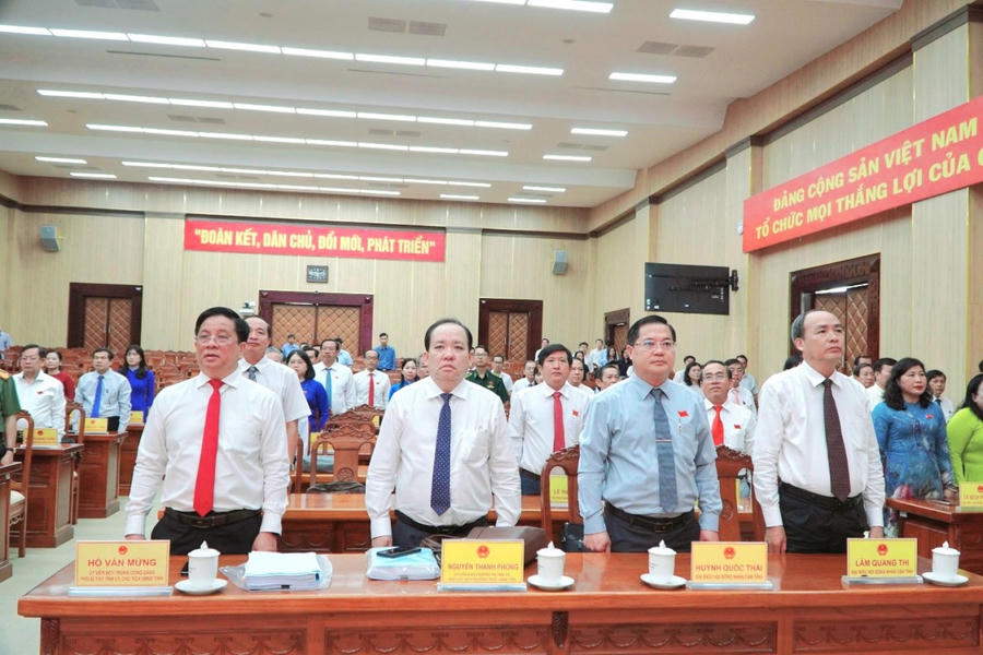 Quang cảnh các đại biểu chào cờ tại kỳ họp