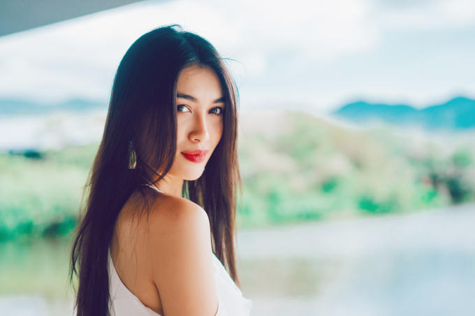 Diện mốt sắc vàng, Lệ Hằng đầy xinh đẹp và cuốn hút giữa biển trời thiên nhiên