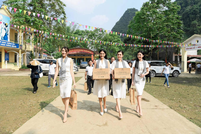 Các người đẹp hoa hậu vượt núi tặng sách cho thanh niên vùng cao