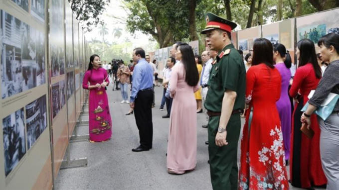 Triển lãm những hình ảnh tư liệu quý về Chủ tịch Hồ Chí Minh. (ảnh: K.MINH)