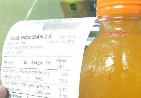 Chai nước cam anh Phương mua có xuất hiện "dị vật".