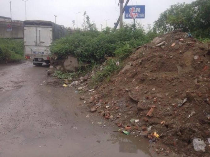 Phế thải vẫn được ai đó đổ ra đường mà không quan tâm đến biển cấm của cơ quan chức năng.