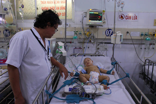 BS Hữu Khanh thăm khám cho bệnh nhi điều trị tại khoa Nhiễm - Thần kinh