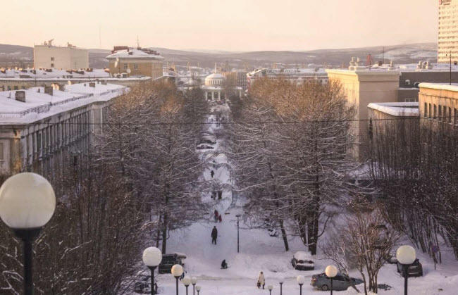 Murmansk, Nga: Với d&acirc;n số hơn 325.000 người, Murmansk l&agrave; th&agrave;nh phố lớn nhất ở V&ograve;ng Bắc Cực. Nhiệt độ trung b&igrave;nh ở đ&acirc;y giảm xuống -11,3 độ C v&agrave;o th&aacute;ng 1 hằng năm.