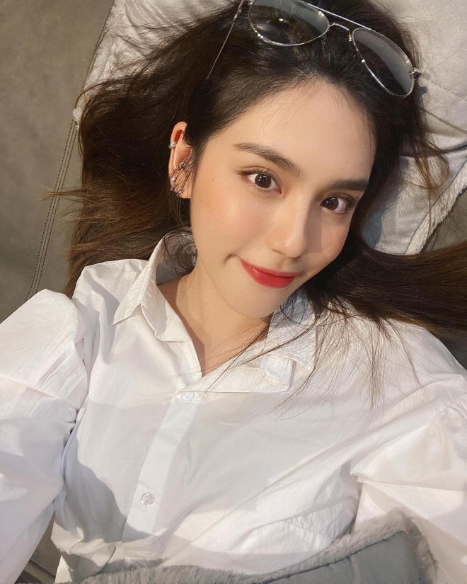 Hơn thế nữa, hot girl Thái Lan cũng sở hữu làn da sáng mịn, là niềm ao ước của biết bao cô gái. Nụ cười tươi luôn thường trực trên môi cũng trở thành