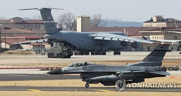 Máy bay chiến đấu F16 của Mỹ ở căn cứ không quân Osan, phía nam Seoul.