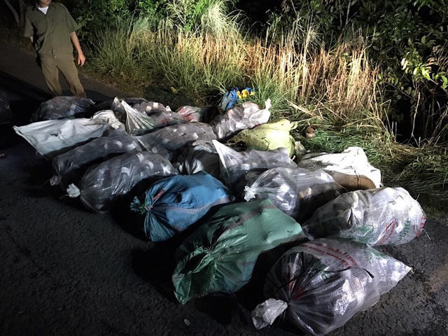 Những chai lọ chứa hoá chất để sản xuất ma tuý mà đối tượng sau khi sản xuất ma tuý và mang đi bỏ được công an thu hồi.