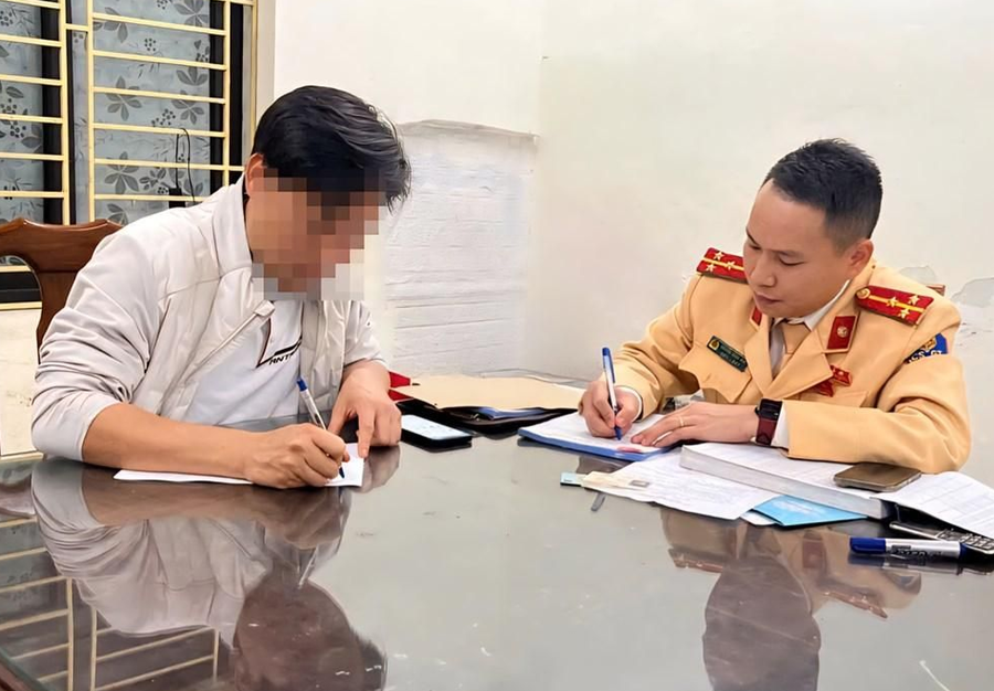 Tài xế cho trẻ em ngồi cùng hàng ghế lái xe bị mời lên cơ quan công an làm việc. Ảnh: Cục CSGT