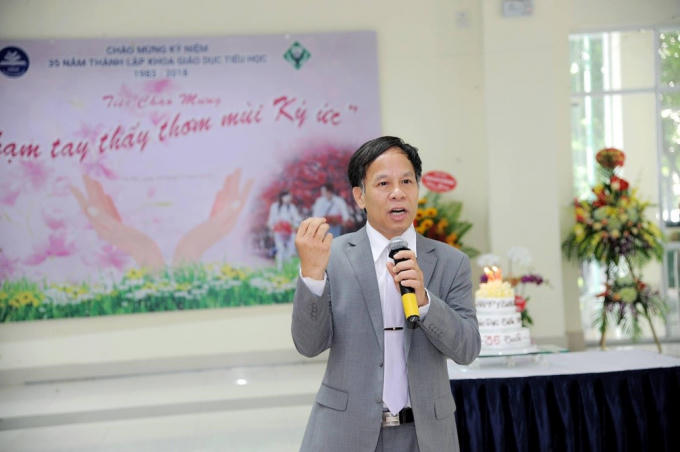 Chương trình Giáo dục phổ thông nói chung, chương trình GDPT môn Ngữ văn nói riêng do một tập thể các nhà khoa học biên soạn. Chương trình 2018 được biên soạn trong hơn 2 năm và công bố vào tháng 12 năm 2018 nên gọi là CT 2018. Chương trình Ngữ văn 2018 sau khi biên soạn xong đã xin ý kiến của các chuyên gia văn học và ngôn ngữ; lấy ý kiến của tất cả các sở, các trường, nhất là của các nhà khoa học thuộc các Đại học Sư phạm trong cả nước. Bước tiếp theo, chương trình đã công khai trên mạng và đăng tải trên báo chí trong khoảng thời gian từ 45 đến 60 ngày để xin ý kiến công luận. Sau khi sửa chữa, bổ sung CT phải thông qua thẩm định. Hội đồng quốc gia thẩm định CT trải qua 3 lần. Sau khi Hội đồng Quốc gia lần thứ ba thông qua, chương trình được mới kết luận để lãnh đạo Bộ Giáo dục và Đào tạo ký quyết định ban hành.