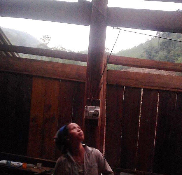 Chủ nhà nhìn ngó nhà mình tốc mái.