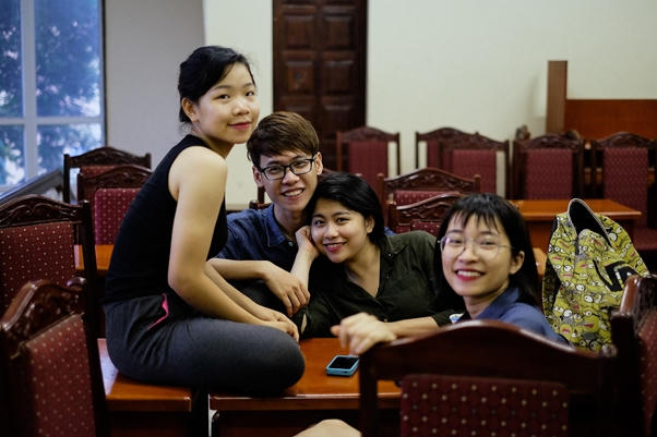 Không khí sôi nổi khi bàn luận khi các "ca sĩ" không chuyên đều hiểu rằng chất lượng tiết mục sẽ quyết định cảm xúc và thành công của chương trình.