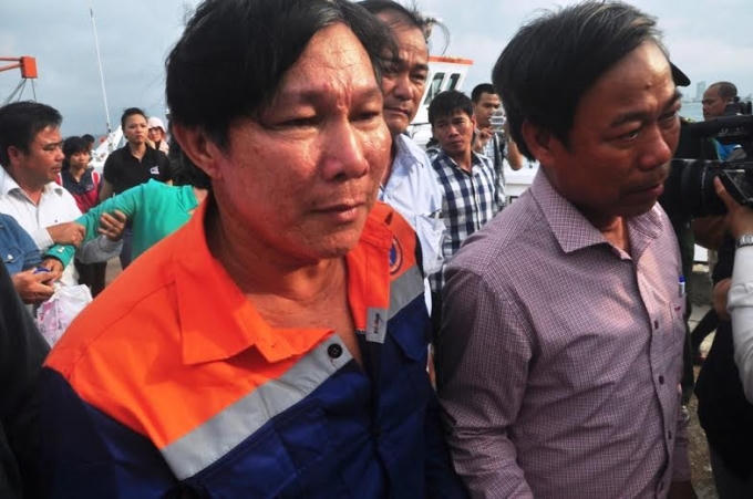 Thuyền trưởng Phạm Phú Thành trong vòng vây của người thân.