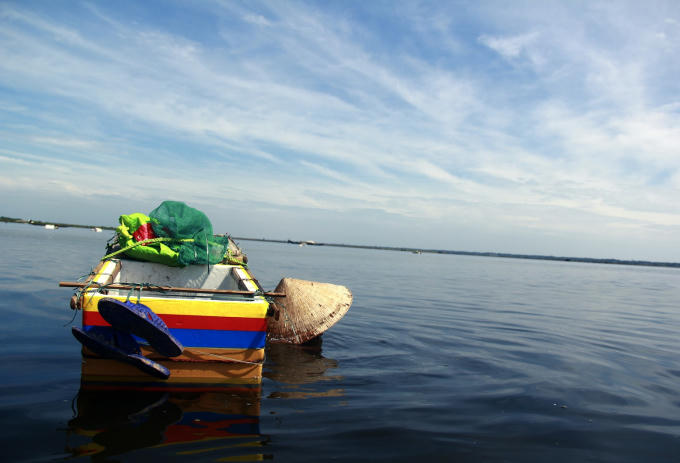 Vật dụng không thể thiếu của họ mỗi khi dậm trìa là những thùng xốp, chậu, và thuyền nếu có.