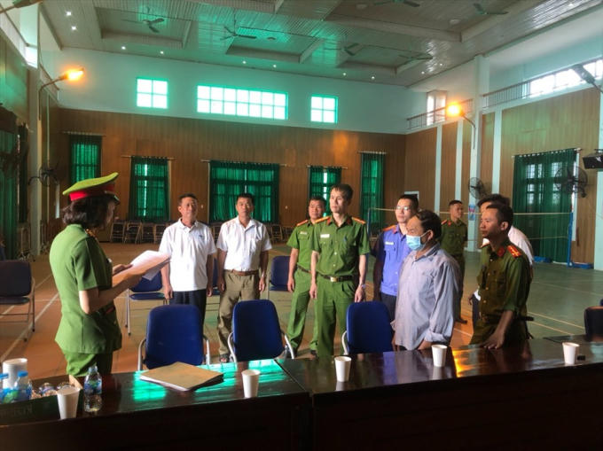 Cơ quan chức năng tiến hành đọc lệnh khởi tố, bắt giam các đối tượng.