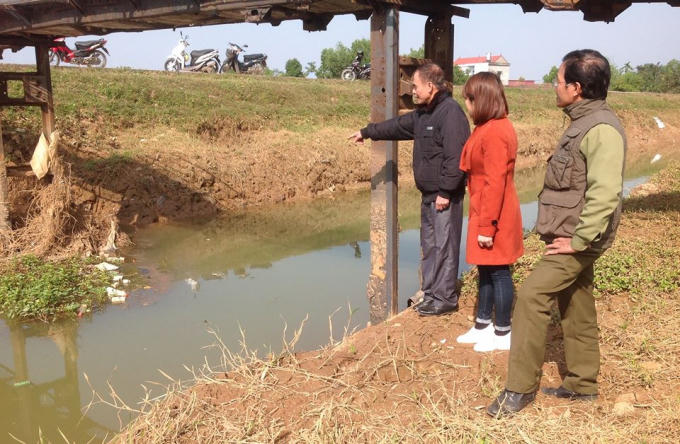 Ông Nguyễn Xuân Trường chỉ nơi hai người bị nạn hôm 29-5-2017. Khi nước đầy, từ đáy sông cao gần 4m.