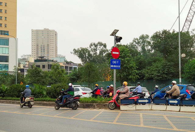 Dải phân cách bị phá cách ngã tư đường Trung Văn khoảng 10m, người dân tự ý mở lối nhằm tiếp tục vi phạm giao thông và né tránh lực lượng CSGT.