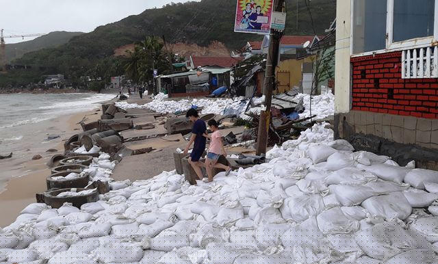 Bờ kè đoạn thôn Hải Nam, xã Nhơn Hải bị sóng đánh sập khiến nhiều nhà dân ven biển bị hư hỏng và sập.