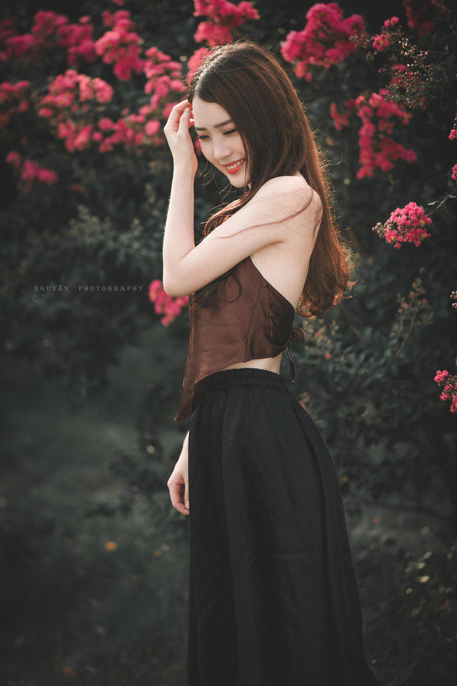 Trong khi nhiều bạn trẻ lựa chọn yếm để chụp sen, với nhiều kiểu tạo dáng táo bạo thì Phương cũng chọn yếm nhưng chọn chụp cùng hoa tường vi, trên tay cầm bông sen.