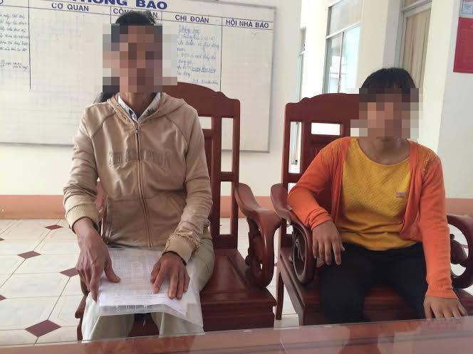 Bà Lan và con gái (nạn nhân) tại cơ quan điều tra.