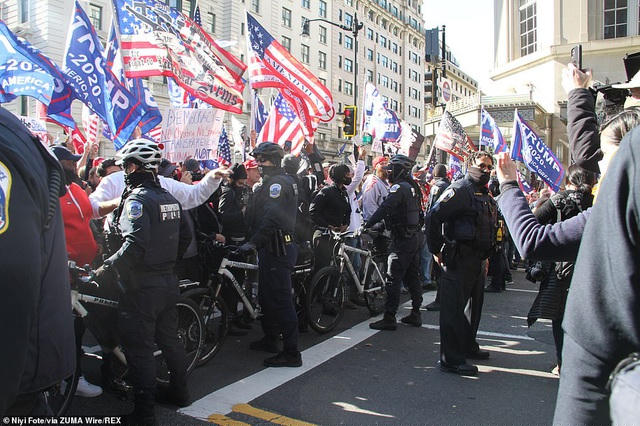 Cảnh sát tạo dải phân cách ngăn 2 phía bất đồng quan điểm xô xát.