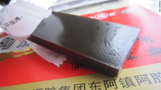 Cao lừa là một phương thuốc truyền thống của người Trung Quốc dùng để chữa trị các bệnh như: cảm lạnh, mất ngủ, giúp điều hòa khí huyết, ngừa sảy thai và các bệnh về kinh nguyệt. (Ảnh: CNN)
