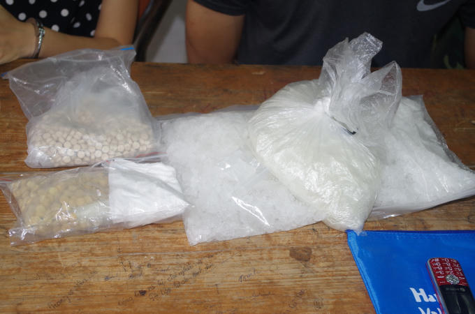 2,1 kg ma túy đá và 950 viên ma túy tổng hợp.